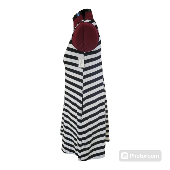 Time and Tru sleeveless loose fit dress with pockets - Picture 3 of 8